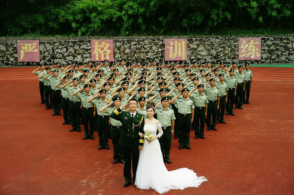 慶八一送上一組軍旅風(fēng)婚紗照作品